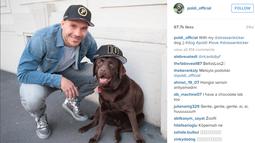 Lukas Padolski yang kompak mengenakan topi bersama Anjing kesayangannya.  (Photo/Instagram) 