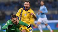 Kiper Lazio, Federico Marchetti, mengalami cedera saat menghadapi Sampdoria pada Serie A di Olimpico, Roma, Selasa (15/12/2015) dini hari WIB. (AFP/Alberto Pizzoli)