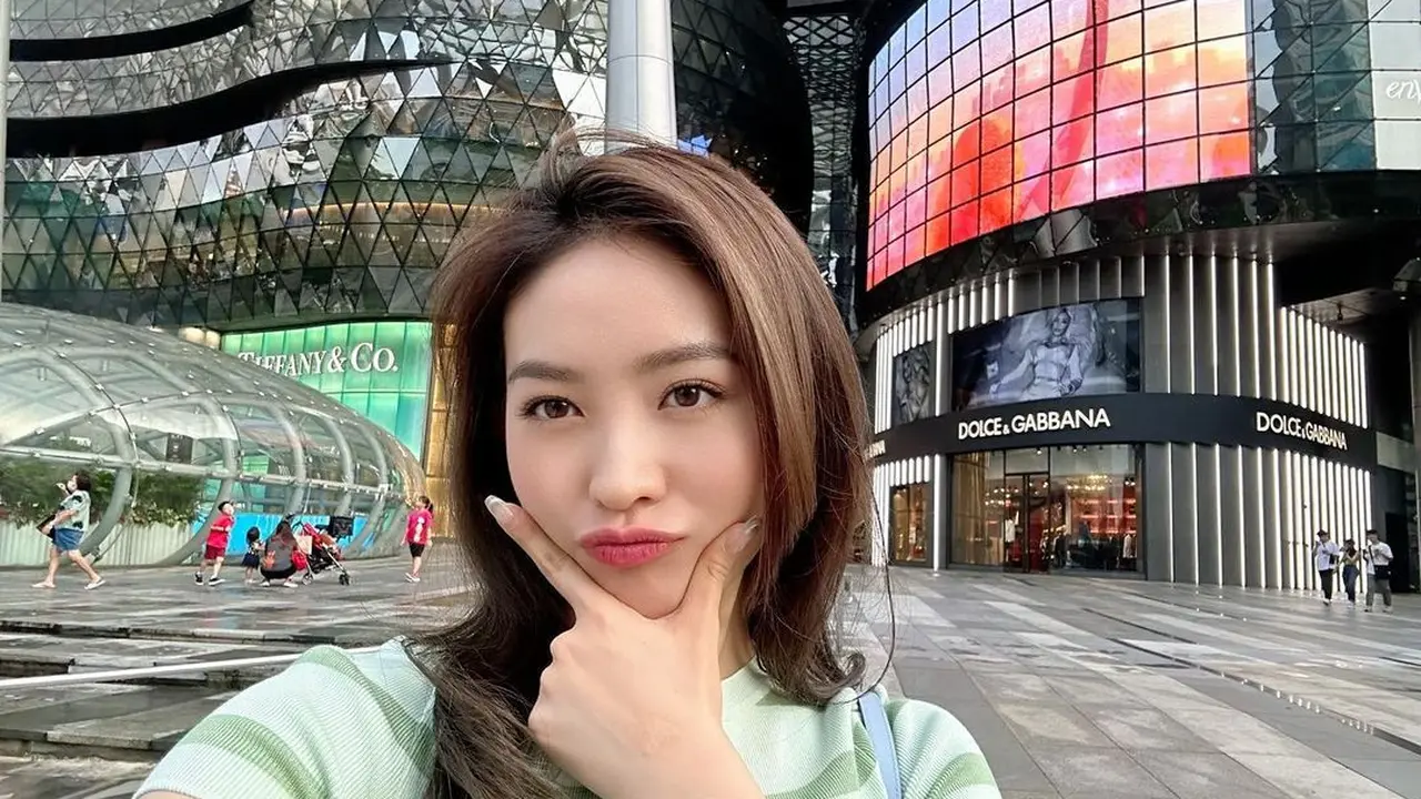 6 Pesona Natasha Wilona Liburan di Singapura dan Malaysia, Stylish dengan Outfit Kasual