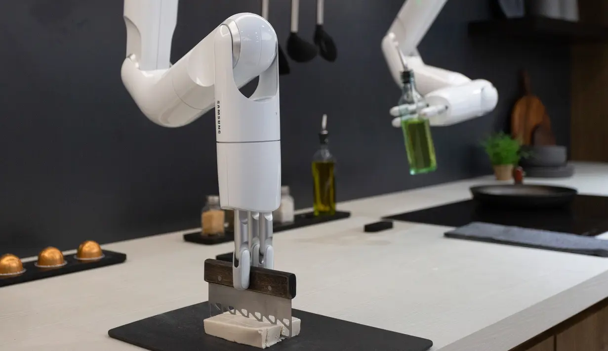 Samsung Bot Chef menunjukkan kemampuannya selama ajang  Consumer Electronics Show (CES) 2020 di Las Vegas, Nevada pada 8 Januari 2020. Dua lengan robot yang dinamai Samsung Bot Chef itu menunjukkan kebolehannya dalam membuat salad untuk pengunjung. (DAVID MCNEW / AFP)