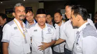 Duddy S. Sutandi (kopiah), salah satu calon ketua umum Asprov PSSI Jabar. (Bola.com/Erwin Snaz)