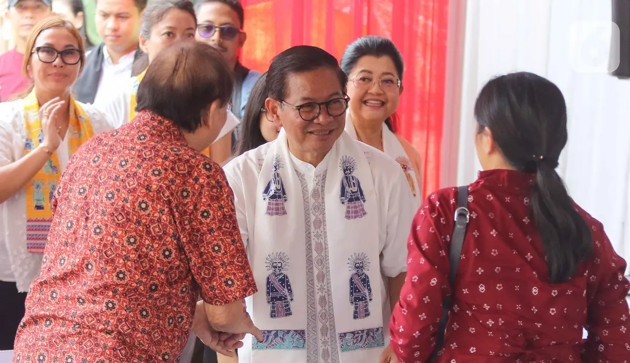 Seusai mendapat surat suara, Pramono langsung menuju ke kotak bilik suara untuk memberikan hak pilihnya. (Liputan6.com/Herman Zakharia)