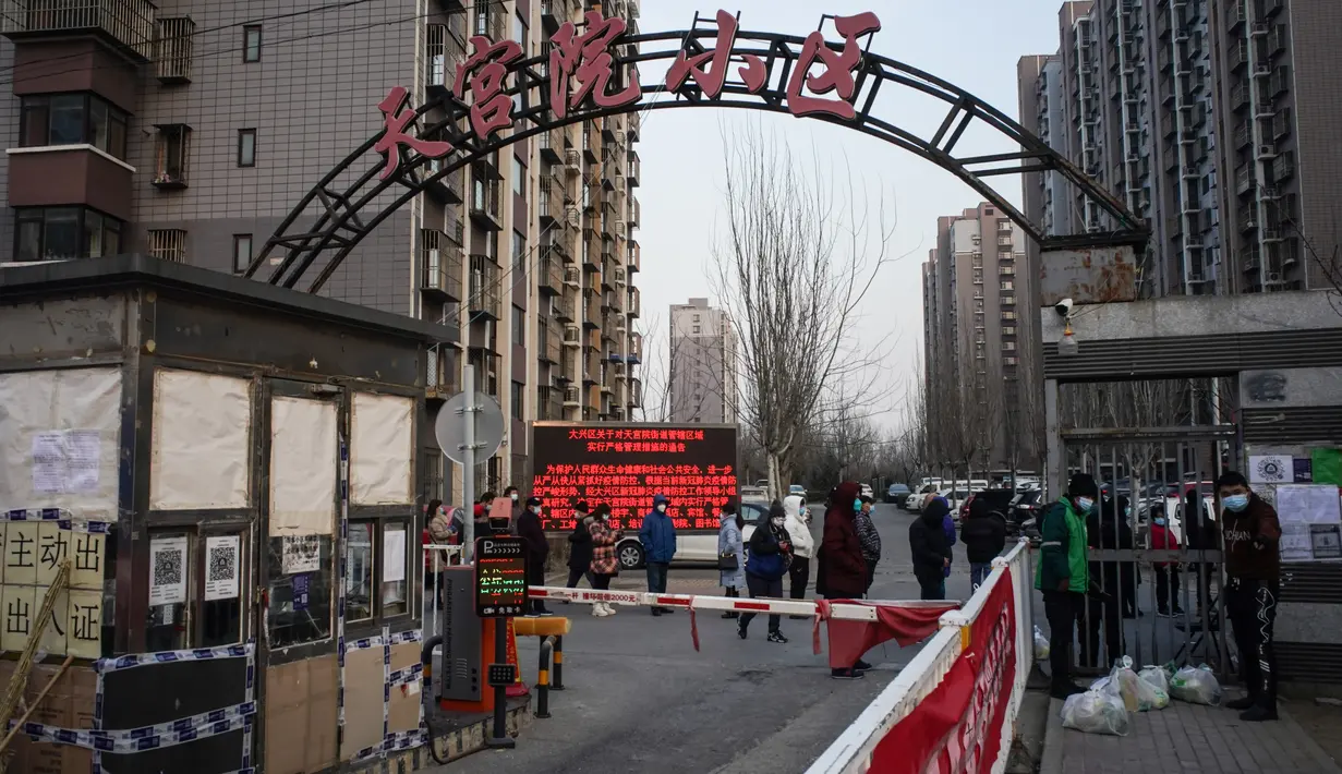 Orang-orang mengantre untuk mendapatkan suplai harian di Distrik Daxing di Beijing, China, pada 20 Januari 2021. Distrik Daxing pada Rabu (20/1) mengeluarkan pemberitahuan yang melarang semua warga di distrik itu meninggalkan ibu kota di tengah munculnya kasus baru COVID-19. (Xinhua/Peng Ziyang)