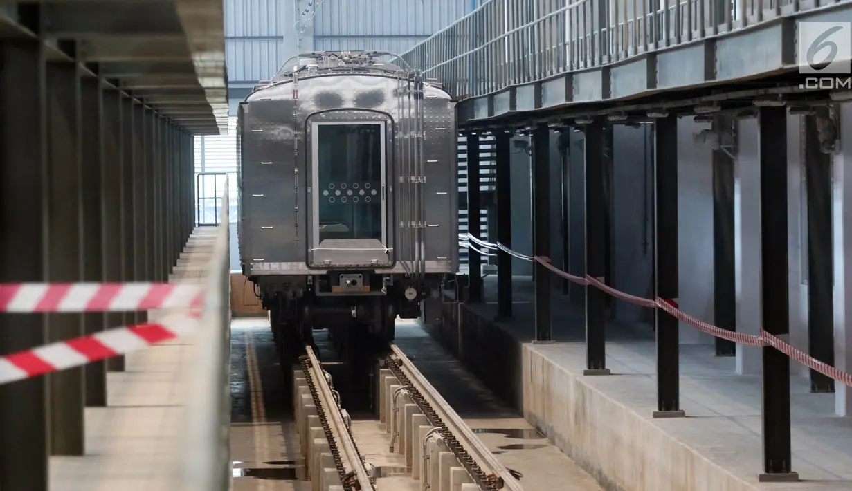 Gerbong Mass Rapid Transit (MRT) melintas di rel kereta Depo MRT Lebak Bulus, Jakarta, Kamis (12/4). Tiga gerbong terakhir baru tiba pada Rabu (11/4) malam, dan 20 gerbong lainnya masih menunggu pengiriman pada Juli 2018. (Liputan6.com/Arya Manggala)