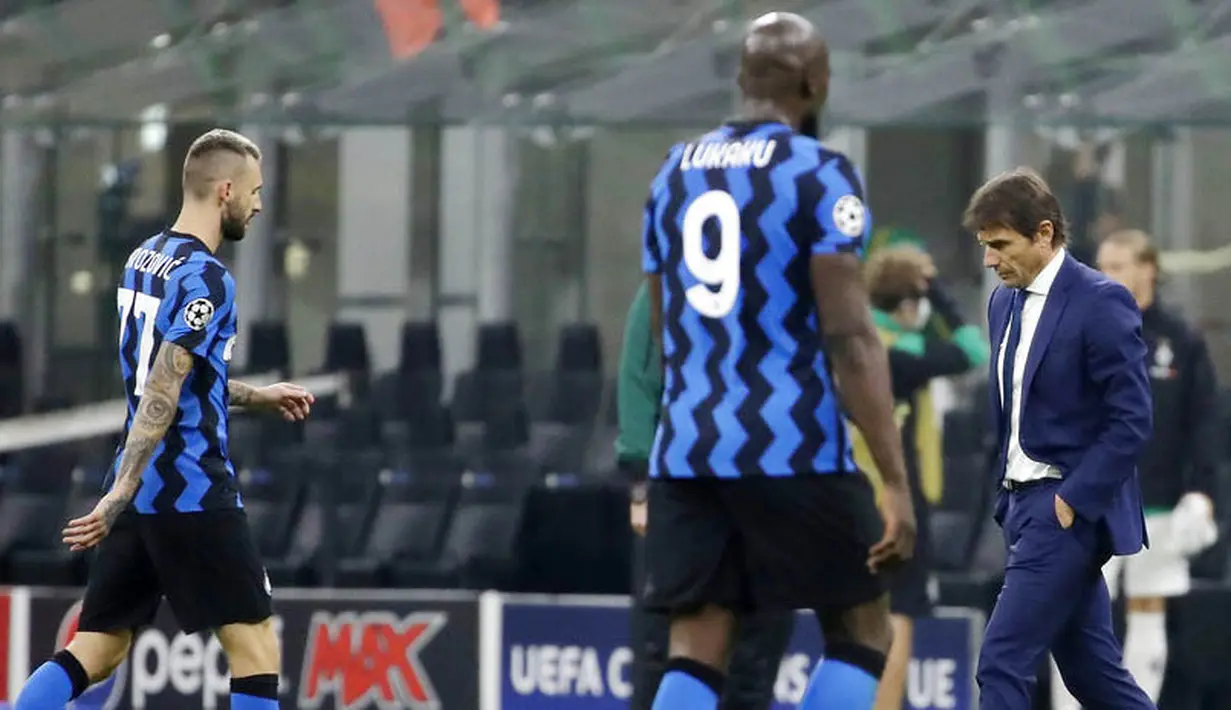 Pelatih Inter Milan, Antonio Conte, tertunduk lesu usai ditahan imbang Borussia Moenchangladbach pada laga Liga Champions di Stadion Giuseppe Meazza, Kamis (22/10/2020). Kedua tim bermain imbang 2-2. (AP/Luca Bruno)
