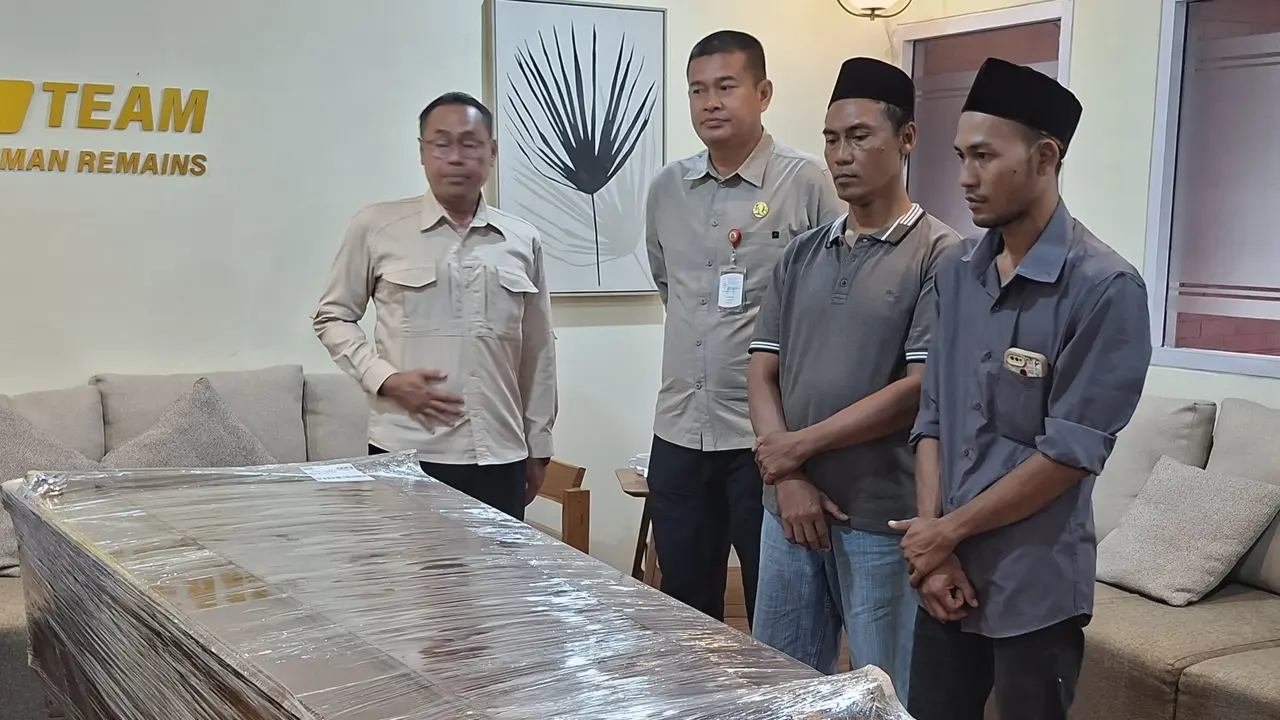 Jenazah Surakman, korban tewas dalam insiden hilangnya kapal cepat (speedboat) KM Arupadhatu 1 tiba di Bandara Soekarno-Hatta. (Liputan6.com/Pramita)