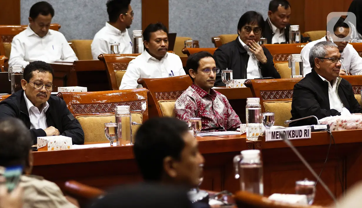 Menteri Pendidikan dan Kebudayaan Nadiem Makarim (tengah) saat rapat dengan Komisi X DPR di Kompleks Parlemen, Senayan, Jakarta, Kamis (12/12/2019). Rapat membahas penghapusan Ujian Nasional (UN) pada 2021 dan sistem zonasi. (Liputan6.com/Johan Tallo)