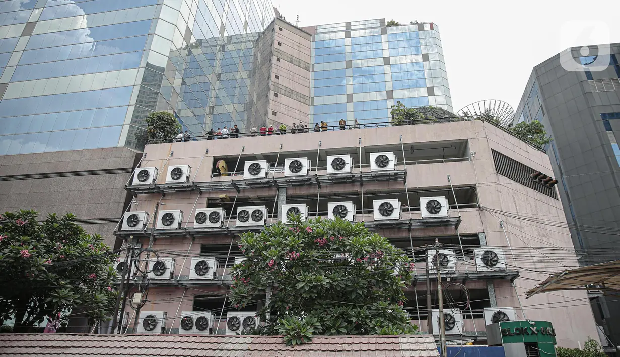 Suasana Gedung Kementerian Hukum dan Hak Asasi Manusia Republik Indonesia (Kemenkumham) seusai peristiwa kebakaran di Jalan Rasuna Said, Kuningan Jaksel, Kamis (8/12/2022). Gedung yang terbakar di area perkantoran Kemenkumham yakni lantai 5 Gedung Sentra Mulia. (Liputan6.com/Faizal Fanani)