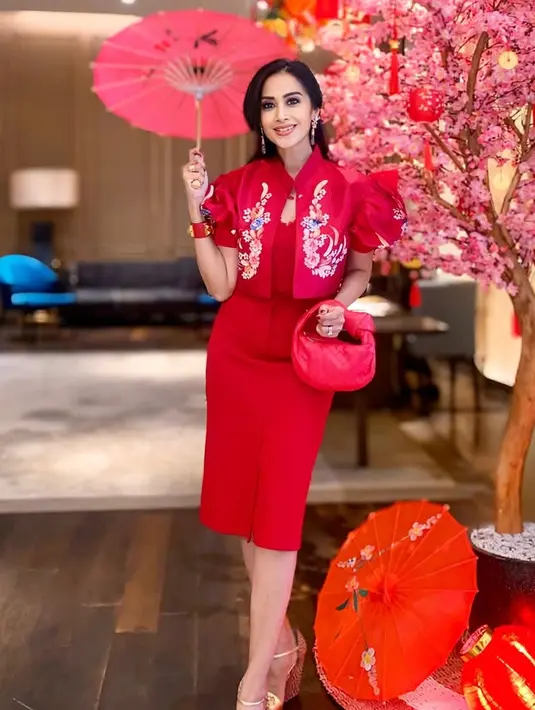 Diah Permatasari memilih mengenakan cheongsam model outer waena merah dengan aksen motif bunga dipadu midi dress. [@dps_diahpermatasari]