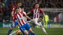 Striker Real Madrid, Cristiano Ronaldo, dijaga ketat tiga pemain Atletico Madrid pada laga pekan ke-12 La Liga Spanyol di Estadio Vicente Calderon, Sabtu (19/11/2016). (AFP/Curto De La Torre)