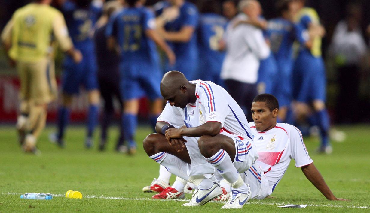 Final Piala Dunia 2006. Laga final Piala Dunia 2006 antara Italia menghadapi Prancis (9/7/2006) menjadi laga final kedua dan terakhir sepanjang sejarah Piala Dunia yang harus diselesaikan dengan adu penalti. Italia akhirnya menjadi juara usai mengalahkan Prancis melalui adu penalti dengn skor 5-3 setelah hingga babak perpanjangan waktu kedua tim bermain imbang 1-1. (AFP/Patrik Stollarz)