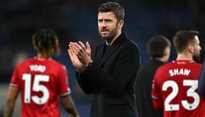 Tambahan tiga poin membuat Manchester United kembali ke peringkat keempat dengan raihan 48 poin. Tampak dalam foto, pelatih interim Manchester United asal Inggris, Michael Carrick, memberikan tepuk tangan kepada para penggemar setelah pertandingan pekan ke-27 Liga Primer Inggris 2025/2026 melawan Everton di Stadion Hill Dickinson, Liverpool, barat laut Inggris, Senin 23 Februari 2026 waktu setempat atau Selasa 24 Februari 2026 dini hari WIB. (Paul ELLIS/AFP)