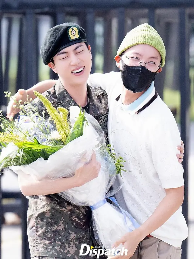 8 Potret Jin BTS Selesai Jalani Wajib Militer, Disambut Hangat Member dan ARMY