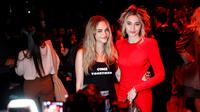 Aktris dan penyanyi AS Paris Jackson (kanan) dan model Inggris Cara Delevingne berpose untuk foto sebelum dimulainya peragaan busana Stella McCartney untuk koleksi Women Ready-to-wear Musim Semi-Musim Panas 2026 sebagai bagian dari Paris Fashion Week di Paris, Prancis, 30 September 2025. (GEOFFROY VAN DER HASSELT/AFP)