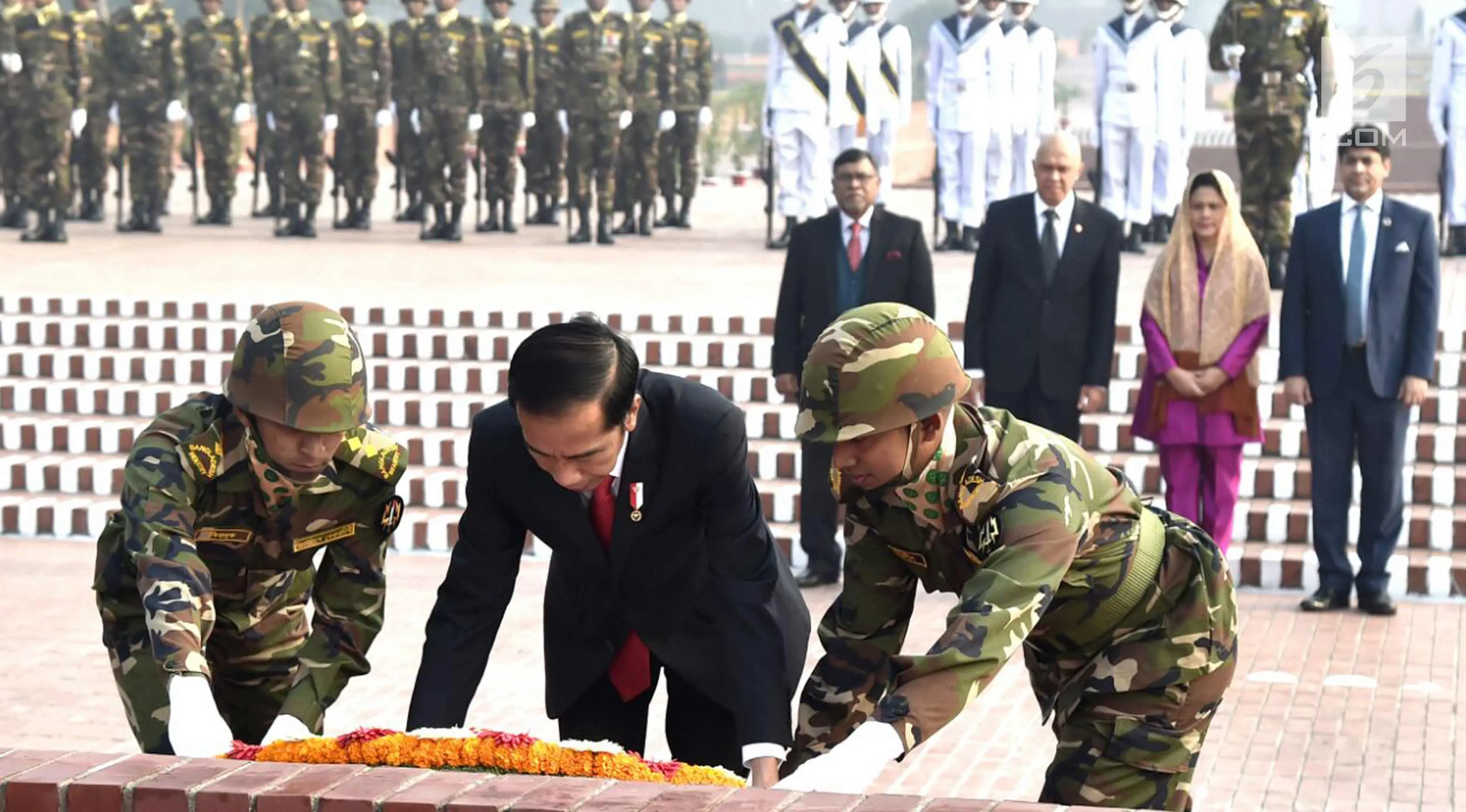 Presiden Joko Widodo didampingi pasukan kehormatan Bangladesh meletakkan karangan bunga saat mengunjungi National Martyrs’ Memorial di Savar, Bangladesh (28/1). (Liputan6.com/Pool/Rusman Biro Pers Setpres)