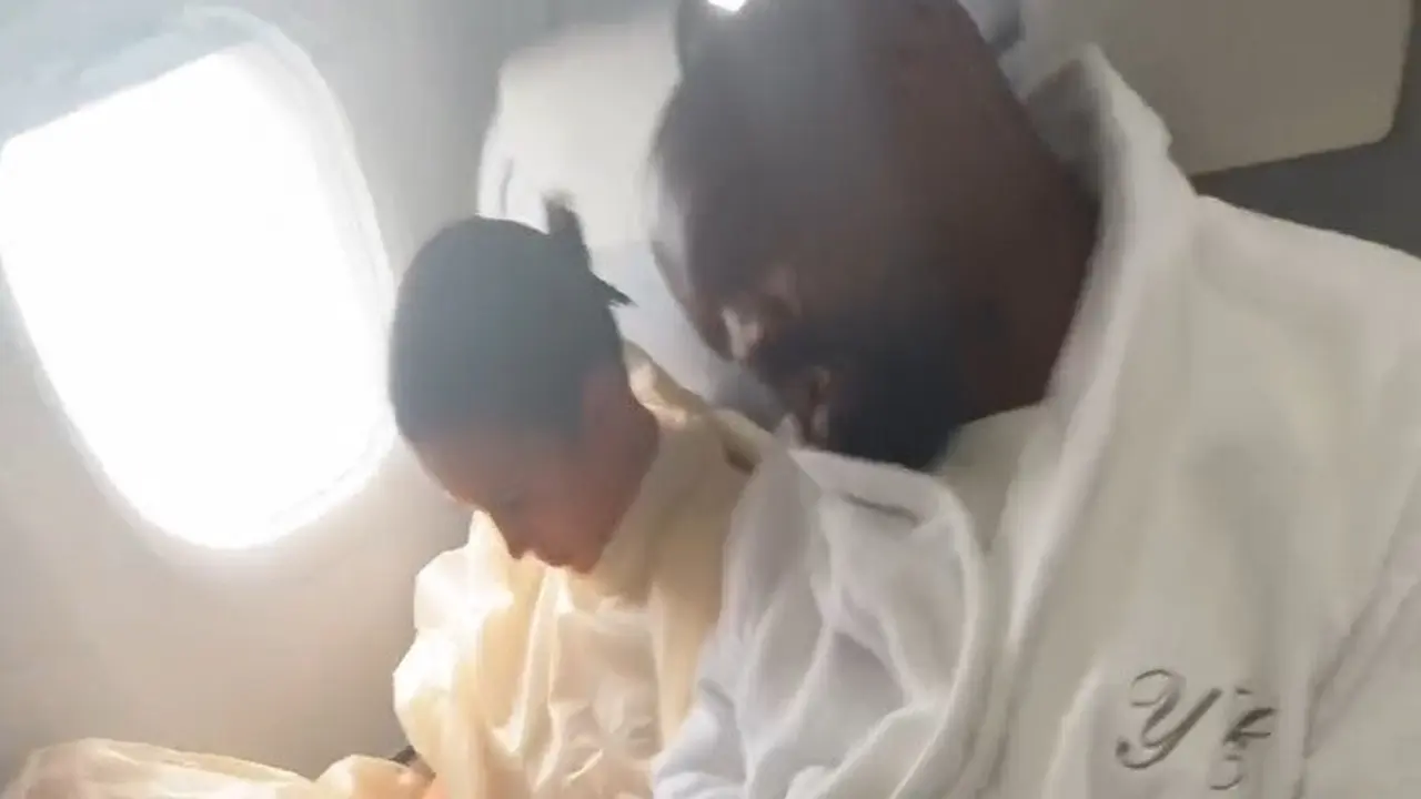 Beredar Video Kanye West Tertidur di Kursi Penumpang Ekonomi Pakai Jubah Mandi Ditemani Bianca Censori