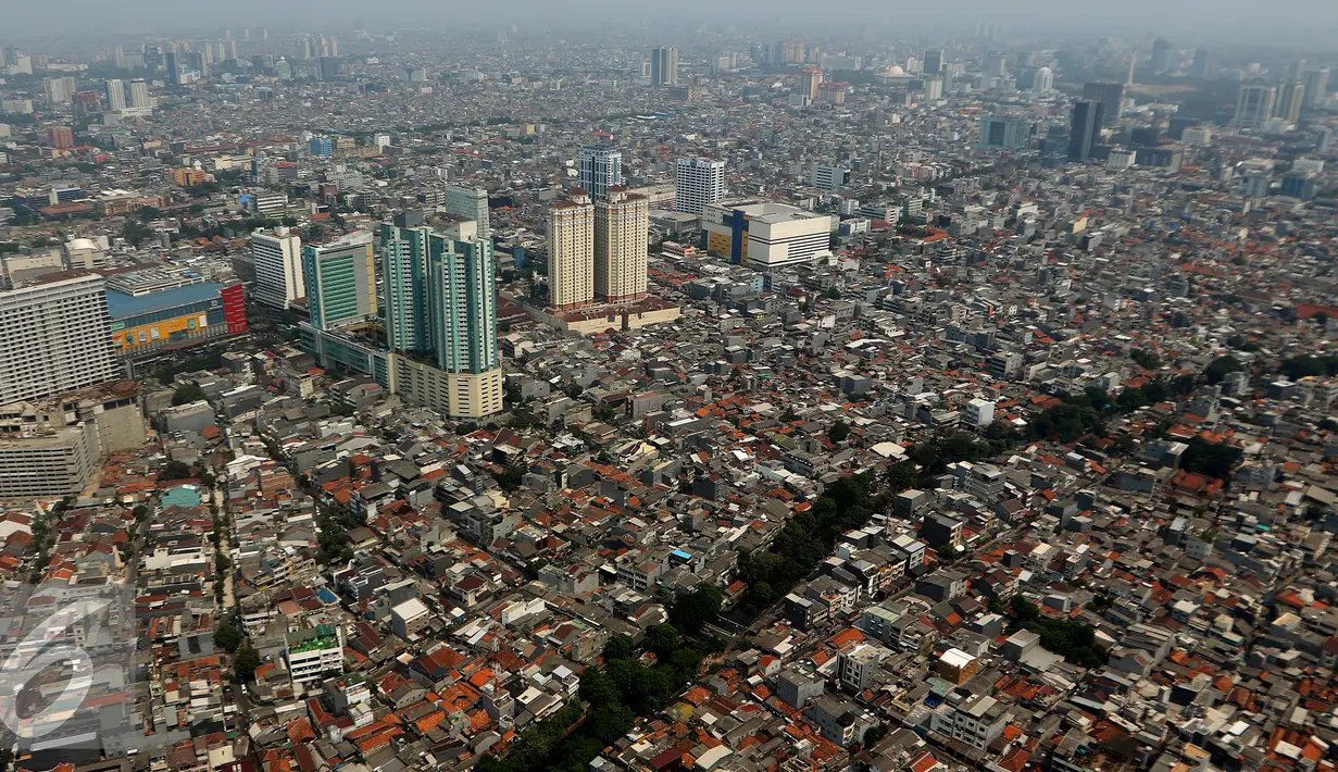 Bangunan dan gedung bertingkat menghiasi tata ruang yang minim akan ruang terbuka hijau (RTH) di Jakarta, Kamis (22/10/2015). Pemprov Jakarta menargetkan penambahan ruang terbuka hijau seluas 50 hektar hingga akhir tahun 2015. (Liputan6.com/Fery Pradolo)