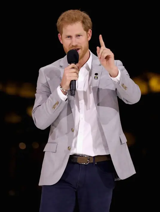 Setelah hampir setahun Pangeran Harry diberitakan memiliki hubungan spesial dengan Meghan Markle, namun baru beberapa minggu lalu keduanya tampil di publik. Harry menggandeng Meghan datang ke Invictus Games. (AFP/Chris Jackson)
