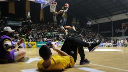Pebasket Tangerang Hawks, Jarron Crump beraksi saat IBL All Star 2022 Dunk Contest di Hall Basket GBK, Senayan, Kamis (31/03/2022). (Bola.com/Bagaskara Lazuardi)