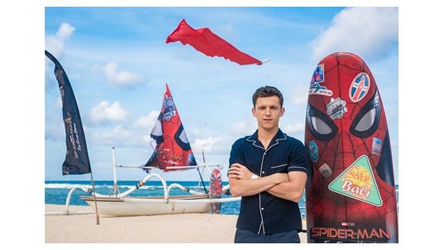 Gaya Tom Holland Memakai Piyama Saat Promosi Film Spider-Man di Bali