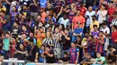 Fans Barcelona saat melihat tim kesayanganya menjalani latihan di Red Bull Arena di Harrison, New Jersey, (21/7). Barcelona akan berhadapan dengan Juventus pada ICC 2017. (AFP Photo/Jewel Samad) 