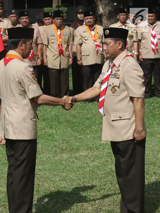 Presiden Joko Widodo (Jokowi) berjabat tangan dengan Komjen Pol (Purn) Budi Waseso saat pelantikan Ketua Kwartir Nasional Gerakan Pramuka masa bakti 2018-2023 di halaman Istana Merdeka, Jakarta, Kamis (27/12). (Liputan6.com/Angga Yuniar)
