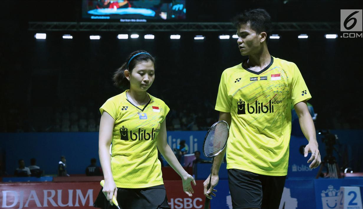 Ganda campuran Indonesia, Debby Susanto/Ricky Karandasuwardi saat melawan He Jiting/Du Yue (China) pada babak pertama Indonesia Open 2018 di Istora GBK, Jakarta, Selasa (3/7). Ricky/Debby unggul. 17-21, 21-13, 24-22 (Liputan6.com/Helmi Fithriansyah)
