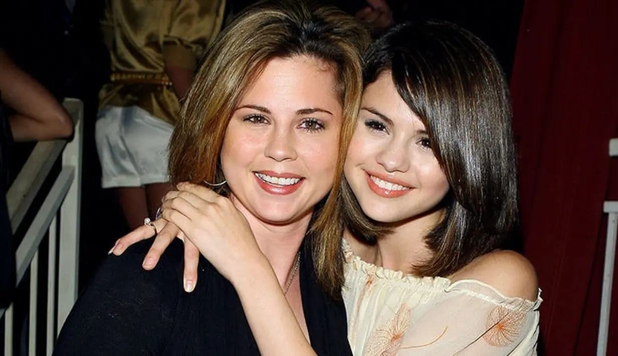 "Setiap ibu dan anak mengalami beda pendapat," ujar Mandy menanggapi prihal hubungannya dengan Selena Gomez. (Life&Style)