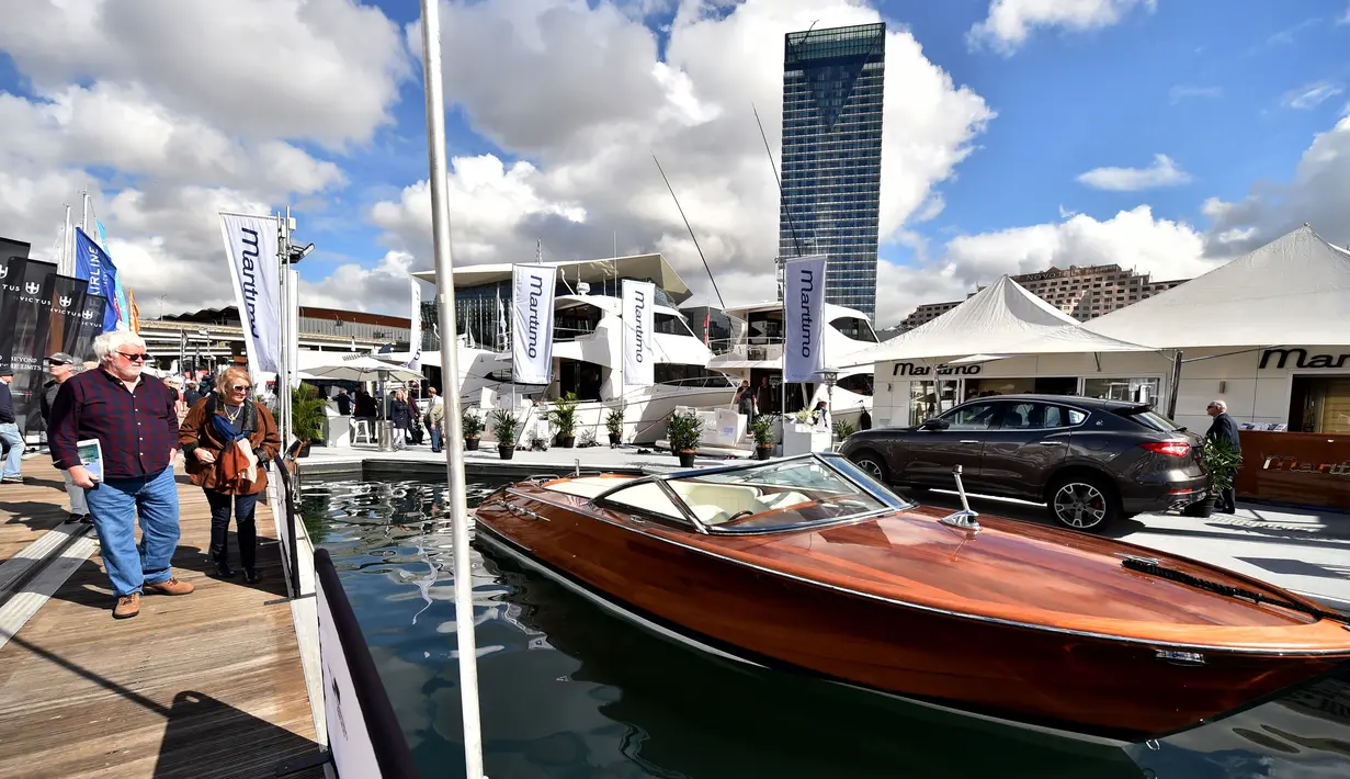 Pengunjung melihat sebuah kapal yang dipamerkan dalam Sydney International Boat Show di Darling Harbour di Sydney, Australia (3/8). Acara ini digelar untuk ke-50 kalinya. (AFP Photo/Peter Parks)