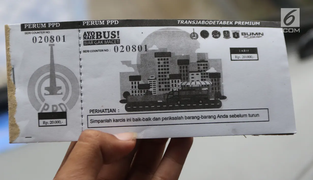 Penumpang memperlihatkan tiket bus TransJabodetabek Premium di Mega City, Bekasi Barat, Senin  (12/3). Satu bus Transjabodetabek premium rata-rata mengangkut 30 penumpang dari kapasitas tempat duduk sebanyak 34 kursi. (Liputan6.com/Arya Manggala)