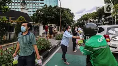 Jemaat membagikan takjil kepada masyarakat menjelang buka puasa di Gereja GPIB Effatha, Jakarta, Rabu (20/4/2022). Momen menjelang buka puasa Ramadhan digunakan jemaat GPIB Effatha berbagi takjil gratis untuk kaum Muslimin di Jalan Melawai, tepatnya di depan gereja itu. (Liputan6.com/Johan Tallo)