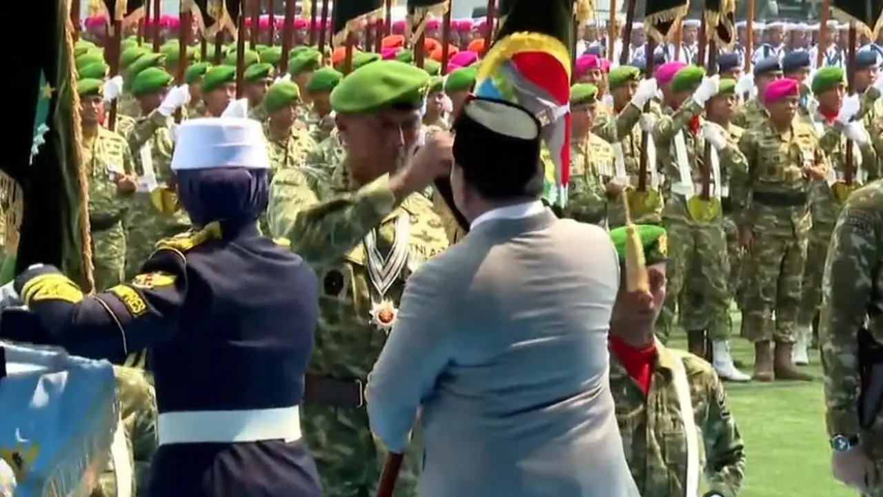 Penyerahan tongkat komando dan lambang kesatuan Kodam Mataram.