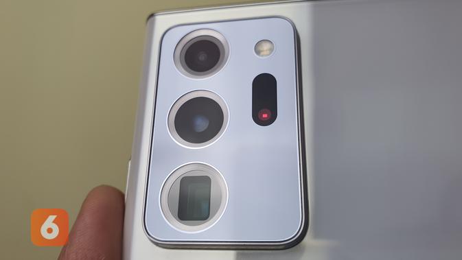 Galaxy Note20 Ultra hadir dengan tiga kamera utama yang 'buas' masing-masing memiliki sensor ultra-wide 12MP, wide-angle 108MP, dan telephoto 12MP dengan kemampuan optical zoom 5x (Liputan6.com/ Agustin Setyo W)