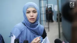 Artis Nikita Mirzani memberikan keterangan kepada awak media di kawasan Tandean, Jakarta, Rabu (17/7). Perubahan Dipo Latief, kata Nikita, dikarenakan lingkungan. Dia menuding orang-orang di sekitar Dipo punya pengaruh buruk. (Liputan6.com/Faizal Fanani)