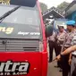 Kapolres Garut AKBP Budi Satrian saat melakukan pengecekan kesiapan libur Natal dan Tahun Baru di Terminal Garut (Liputan6.com/Jayadi Supriadin)