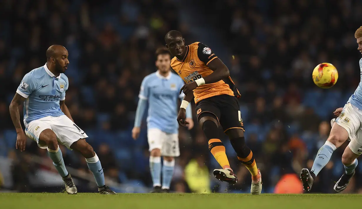 Pemain Hull City, Mohamed Diame (tengah)  menendang bola melewati para pemain Manchester City pada laga piala Liga Inggris di Stadion Etihad, Manchester, Rabu (2/12/2015). Manchester City menang 4-1. (AFP Photo/Paul Ellis)