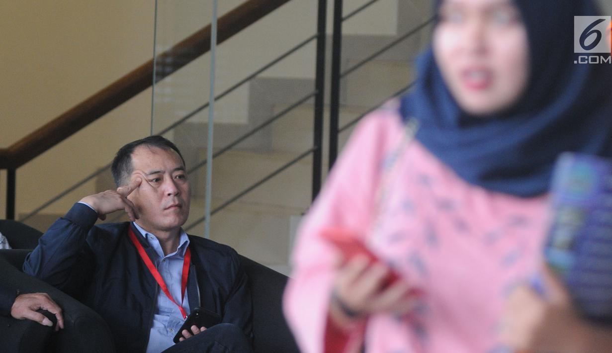 Presiden Direktur Lippo Cikarang, Toto Bartholomeus menunggu pemeriksaan di Gedung KPK, Jakarta, Jumat (9/11). Toto kembali diperiksa sebagai saksi untuk tersangka Kepala Dinas Pemadam Kebakaran Pemkab Bekasi Sahat MBJ Nahor. (Merdeka.com/Dwi Narwoko)