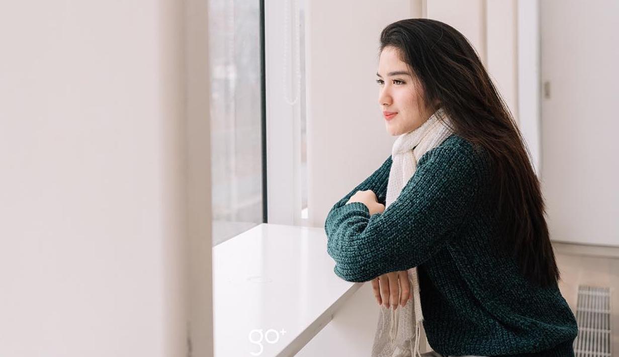 Sering bergaya casual, wanita kelahiran Majalengka ini tampil simpel dengan sweater polos berwarna hitam. Agar tak monoton, aktris sekaligus model ini menambahkan scarf merah jambu di lehernya.Penampilannya terlihat simpel namun tetap elegan.(Liputan6.com/IG/@ochi24)