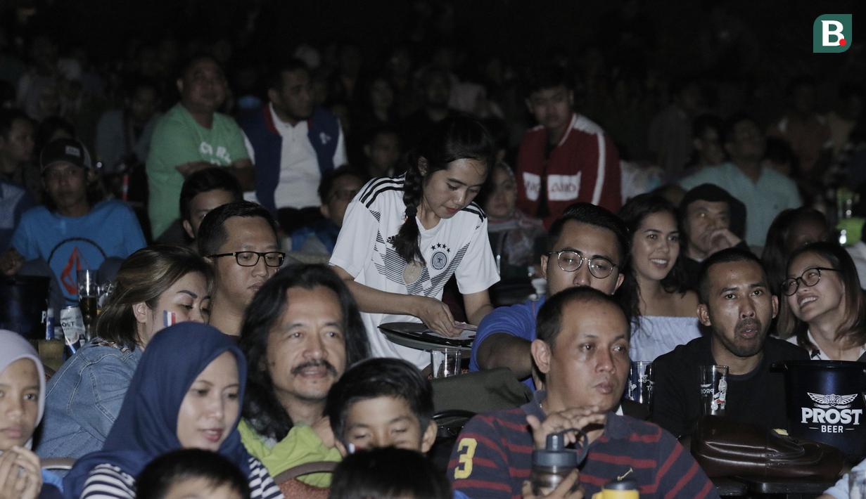 Pelayan menggunakan jersey Jerman saat nobar final Piala Dunia di Hotel Novotel, Tangerang, Minggu, (15/6/2018). Prancis menjadi juara Piala Dunia 2018 usai mengalahkan Kroasia 4-2. (Bola.com/M Iqbal Ichsan)