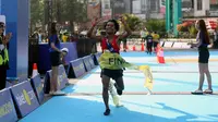 Kejuaraan lari bertajuk Tiket.com Kudus Relay Marathon 2019 sukses digelar di Kudus, Jawa Tengah, Minggu (24/08/2019) dengan flag off pukul 05.00 WIB. (Bola.com/Muhammad Adyaksa)