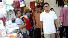 Cawagub DKI Jakarta, Sandiaga S Uno (kanan) berjalan menyusuri lorong pasar busana Blok A dan B Tanah Abang, Jakarta, Senin (26/12). Dihadapan para pedagang, Sandi mensosialisasikan beberapa program andalannya. (Liputan6.com/Helmi Fithriansyah)