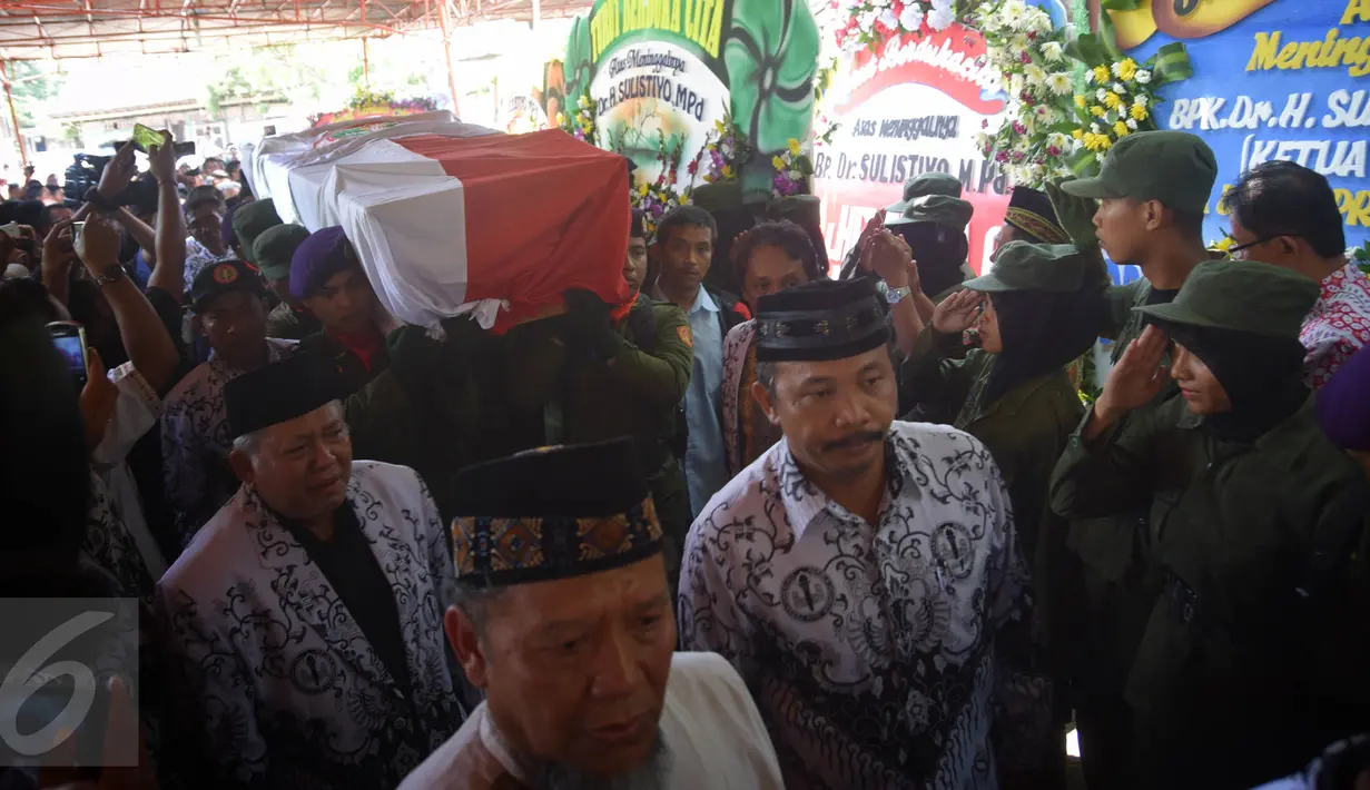 Peti jenazah Sulistyo saat akan dimakamkan di Semarang, Selasa (15/4). Sulistyo merupakan salah satu korban yang tewas dari peristiwa kebakaran RSAL Mintohardjo tersebut. (Gholib)