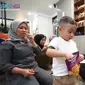 Cipung menyantap camilan keju yang ia makan bersama dengan Ameena. (Foto: Dok.)