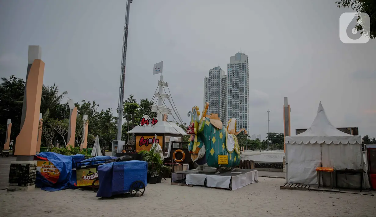 Pantai Ancol yang sepi usai ditutup antisipasi COVID-19 di Jakarta, Sabtu (14/3/2020). Selama masa penutupan, Taman Impian Jaya Ancol akan melakukan kegiatan overhaul seluruh wahana dan membersihkan fasilitas rekreasi dengan disinfektan dan pelengkap sanitasi lainnya. (Liputan6.com/Faizal Fanani)
