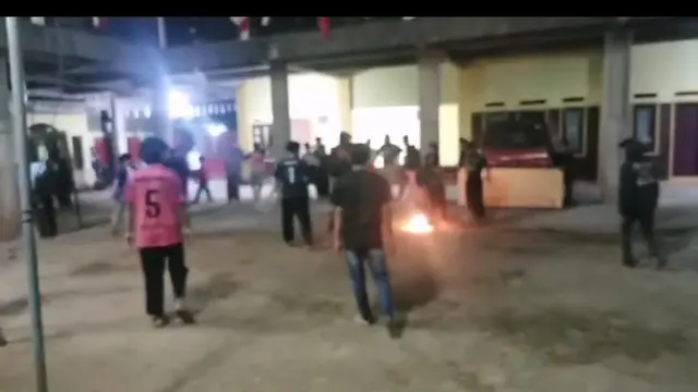 Menggunakan format 1x10 menit tiap babak dengan 5 orang setiap tim, para santri menjajal kemampuan mengolah sei kulitbundar dalam tradisi sepakbola api yang terbuat dari buah kepala penuh tapas tersebut. (Liputan6.com/Jayadi Supriadin)
