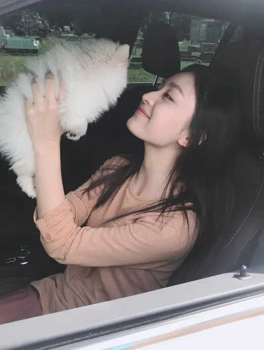Tak hanya itu bahkan si anjing juuga diperlakukan bak seorang putri. Natasha juga menyediakan berbagai makanan, camilan, hingga vitamin untuk hewan kesayangannya itu.(Liputan6.com/IG/@natashawilona12)