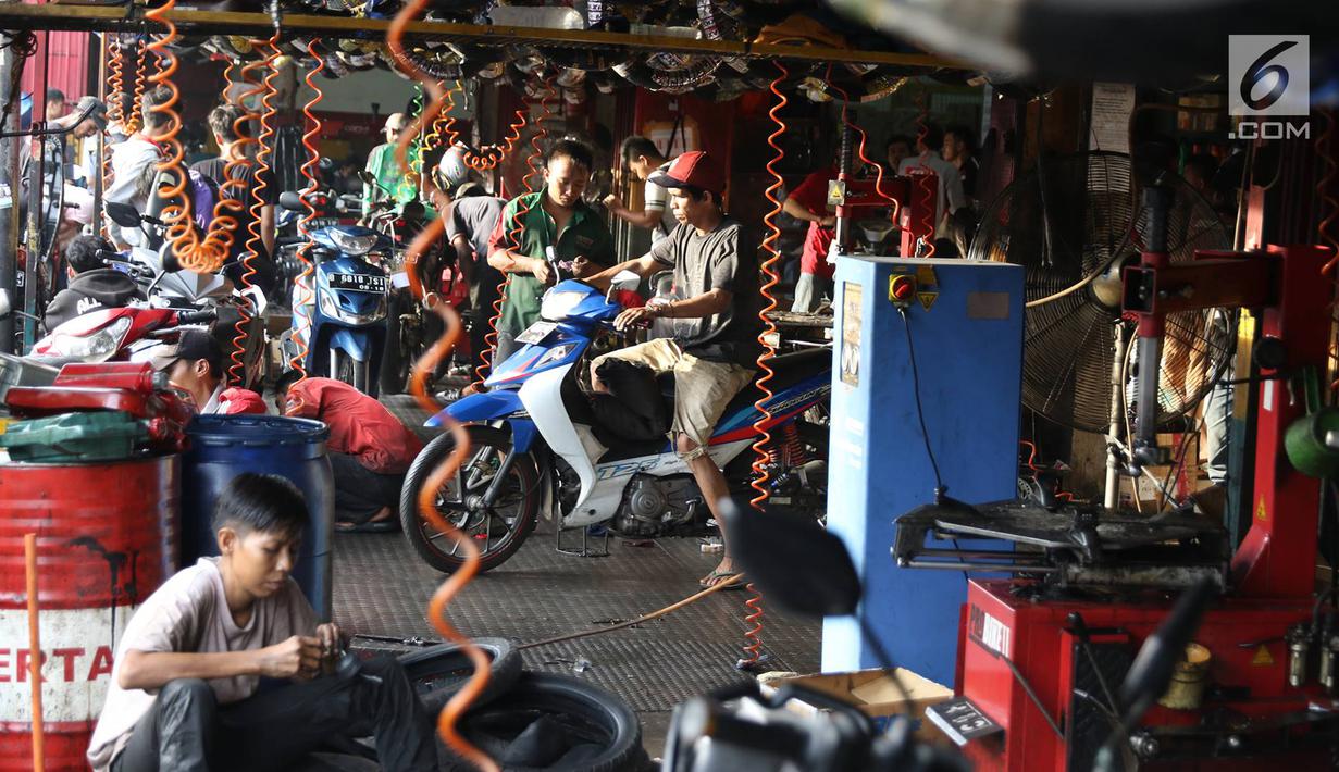Suasana di salah satu bengkel sepeda motor di Jakarta, Jumat (16/6). Pemilik bengkel mengaku order yang ia terima naik hingga 100 persen menjelang lebaran. (Liputan6.com/Immanuel Antonius)