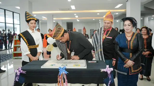 Gaya Serasi Bobby Nasution dan Kahiyang Ayu Resmikan Gedung Perpustakan, Padukan Busana Ngantor Hitam Putih dengan Ulos