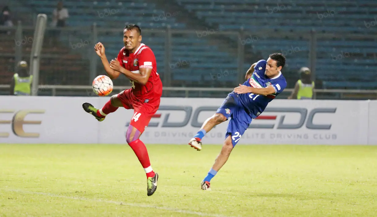 Bomber Calcio Legend, Nicola Amorusso, melakukan tembakan dihadang bek Primavera Baretti, Charis Yulianto, pada laga persahabatan di SUGBK, Jakarta, Sabtu (21/5/2016). (Bola.com/Nicklas Hanoatubun)