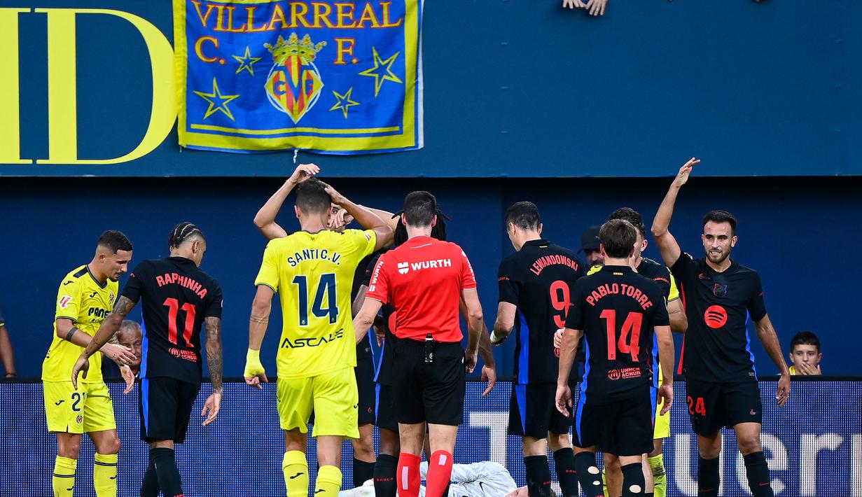 Kiper Barcelona, Marc-Andre Ter Stegen, terlihat kesakitan usai mendapatkan cedera di lutut kananya saat Barcelona menghadapi Villarreal di Stadion La Ceramica pada Minggu (22/9/2024) WIB. (AFP/Jose Jordan)